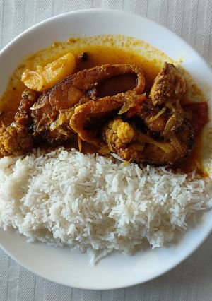 আলু ফুলকপি দিয়ে মাছের ঝোল (Aloo kopi diye macher jhol recipe) রেসিপির প্রধান ছবি