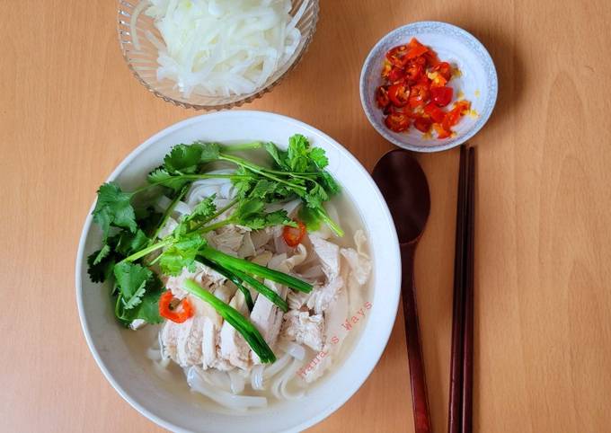 PHỞ GÀ (VIETNAMESE CHICKEN RICE NOODLE SOUP)