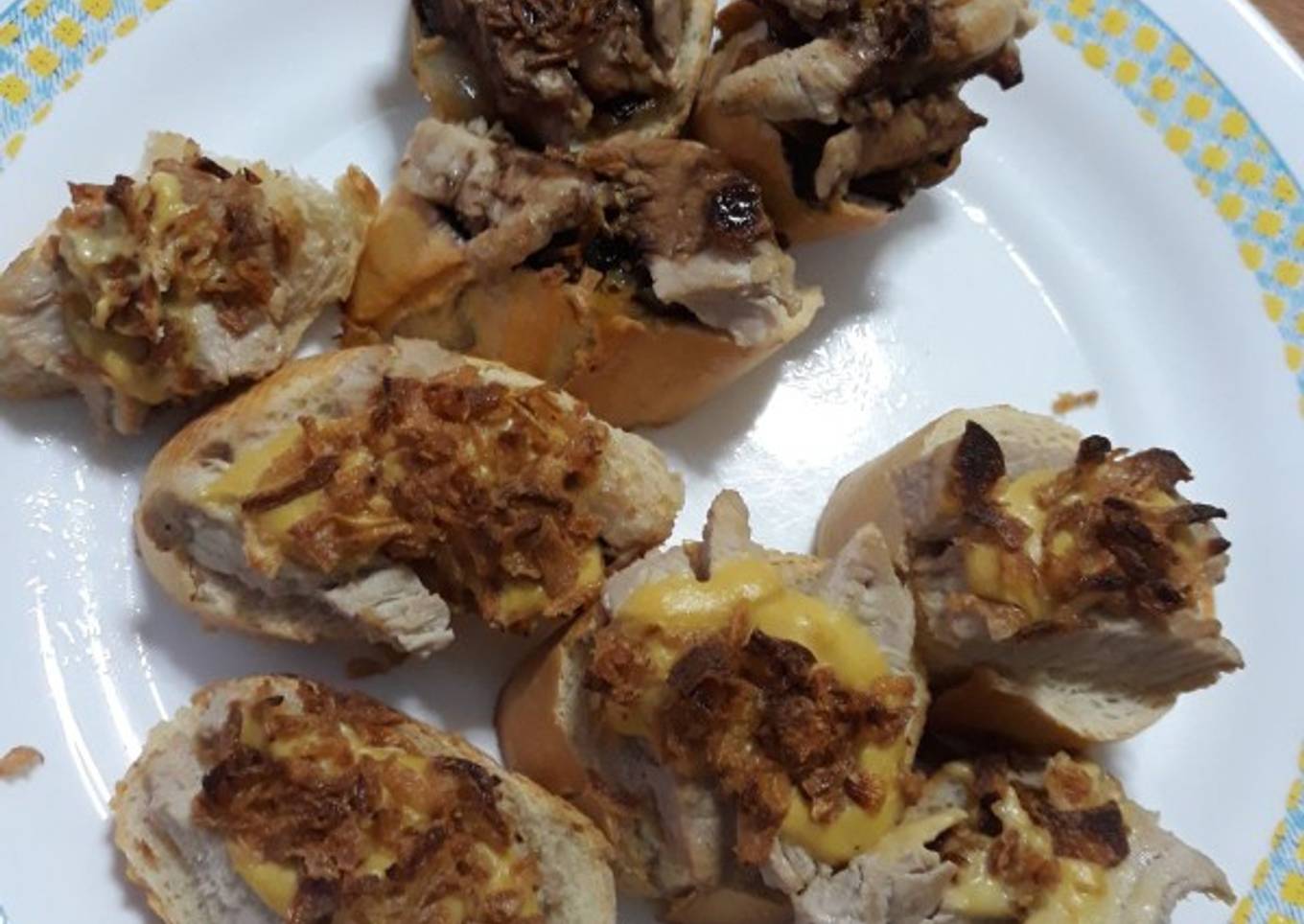 Tosta de pollo con crema de mostaza y cebolla crujiente