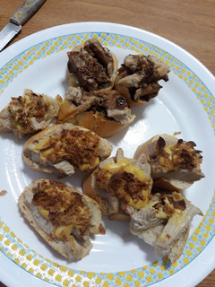 Una foto de Tosta de pollo con crema de mostaza y cebolla crujiente