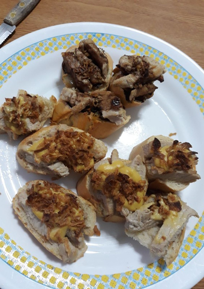 Una foto de Tosta de pollo con crema de mostaza y cebolla crujiente