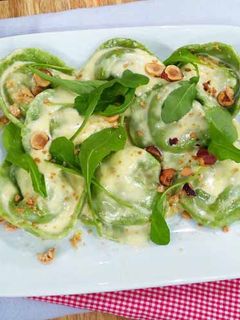 Una foto de Agnolottis verdes de calabaza y ricota