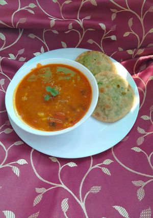 आलू टमाटर की सब्जी हरे मटर की पूड़ी (aloo tamatar ki sabzi recipe in Hindi) रेसिपी मुख्य फोटो