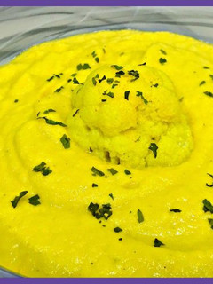 Una foto de Crema de coliflor asada con leche de coco y cúrcuma