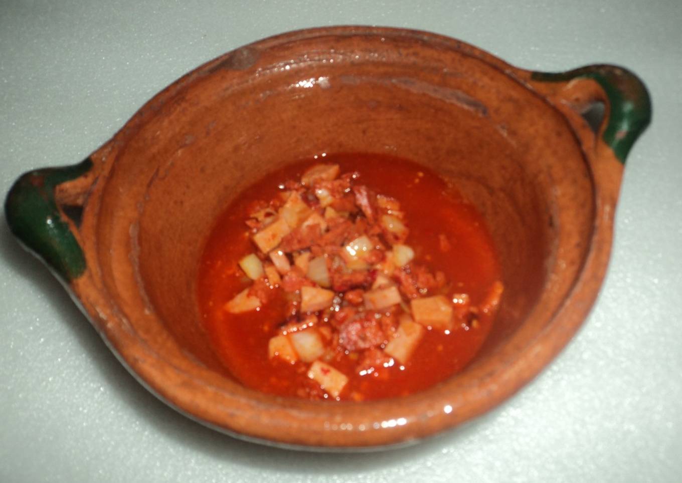Chorizo con papas en chile costeño rojo