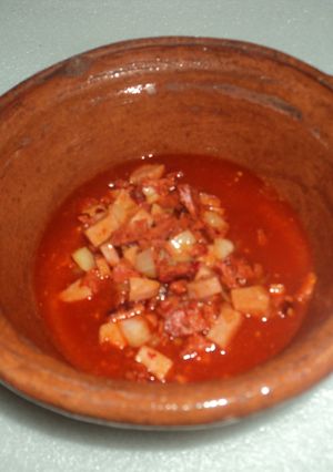 Una foto de Chorizo con papas en chile costeño rojo