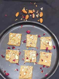 સુખડી (Sukhdi Recipe In Gujarati) રેસીપી મુખ્ય ફોટો