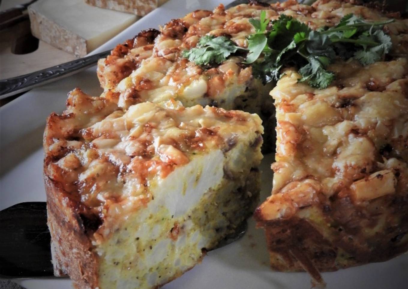 Gâteau de chou-fleur au fromage et oignons rouges caramélisés