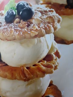 Una foto de Torres de helado con arándanos