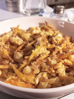 Una foto de Bacalao dorado con patata paja