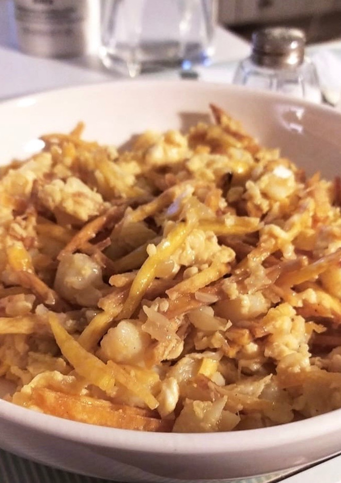 Una foto de Bacalao dorado con patata paja