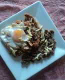 Chilaquiles rancheros con salsa cascabel, pollo y tequila con huevo estilo  Correa. México