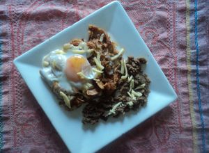 Una foto de Chilaquiles rancheros con salsa cascabel, pollo y tequila con huevo estilo  Correa. México
