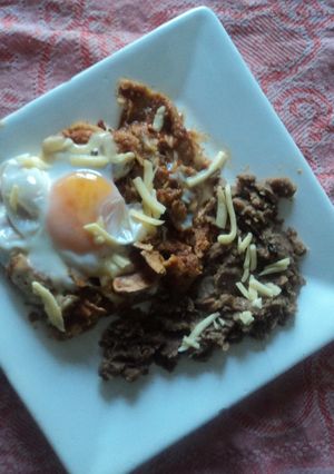 Una foto de Chilaquiles rancheros con salsa cascabel, pollo y tequila con huevo estilo  Correa. México