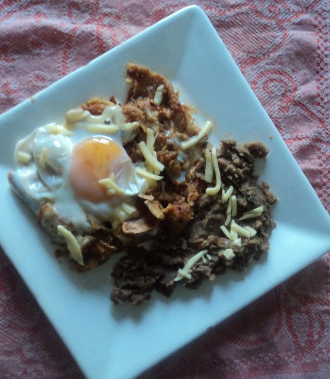 Una foto de Chilaquiles rancheros con salsa cascabel, pollo y tequila con huevo estilo  Correa. México