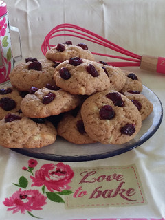 Una foto de Galletas de coco, chocolate blanco y arándanos