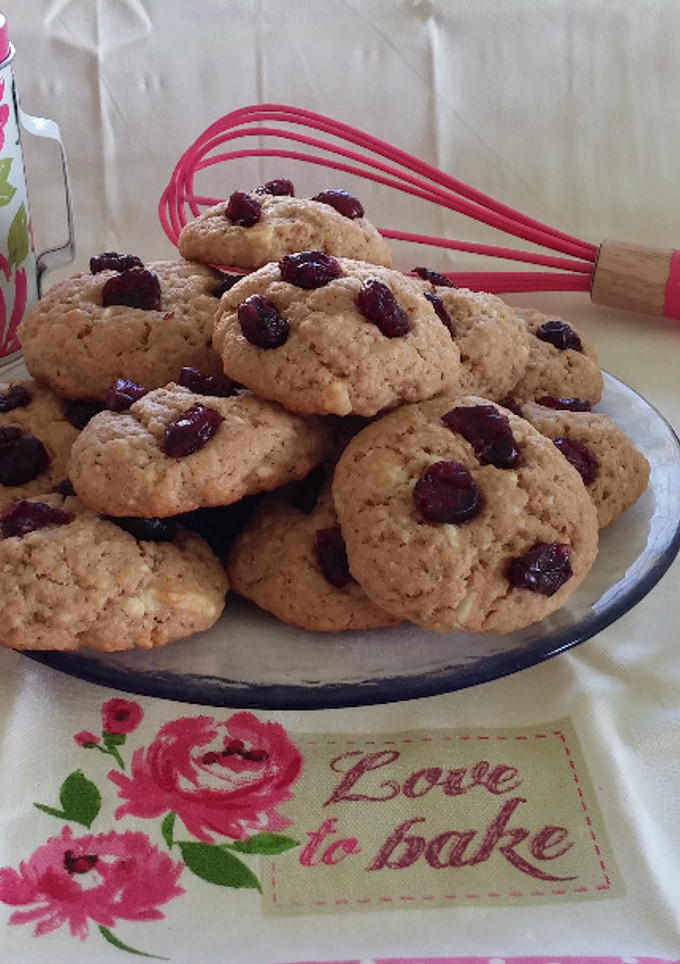 Una foto de Galletas de coco, chocolate blanco y arándanos