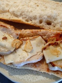 Una foto de Bocata de lomo con queso
