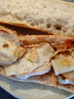Una foto de Bocata de lomo con queso
