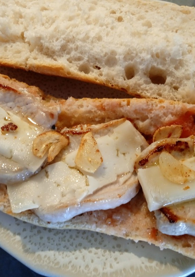 Una foto de Bocata de lomo con queso