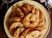 Una foto de tortas fritas grasa y agua