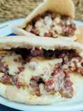 Pan pita con burger ibérica, panceta y salsa miel-mostaza