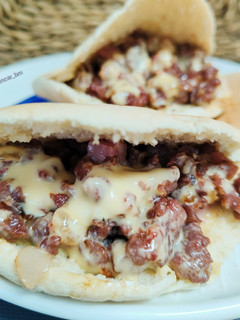 Una foto de Pan pita con burger ibérica, panceta y salsa miel-mostaza