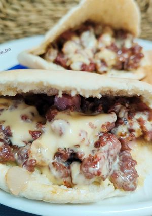 Una foto de Pan pita con burger ibérica, panceta y salsa miel-mostaza