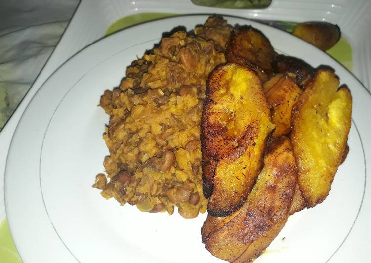 Porriage beans and fried plantain