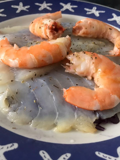 Una foto de Carpaccio de bacalao ahumado sobre cama de lombarda