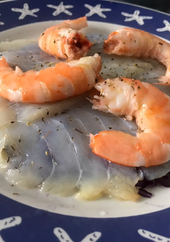 Una foto de Carpaccio de bacalao ahumado sobre cama de lombarda