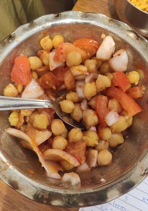 છોલે નું સલાડ (Chhole Salad Recipe In Gujarati) રેસીપી મુખ્ય ફોટો