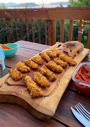 Una foto de Tiritas de pollo con ketchup casero