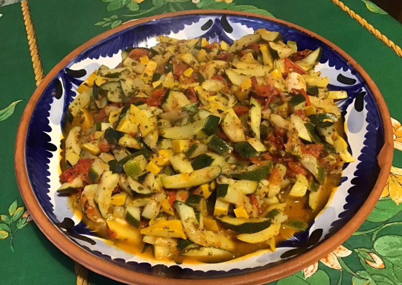Courgettes bicolores et tomates à l'ail, basilic et persil
