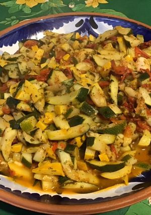 Une photo de Courgettes bicolores et tomates à l'ail, basilic et persil