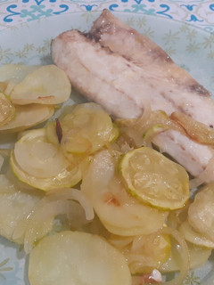 Una foto de Lubina al horno con patatas y calabacín