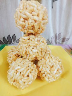 मुरमुरा लड्डू(Murmura laddu recipe in Hindi) रेसिपी मुख्य फोटो