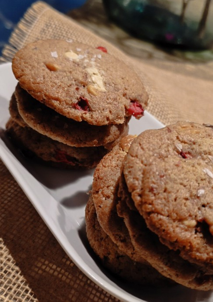 Una foto de Cookies de chocolate blanco y fresas