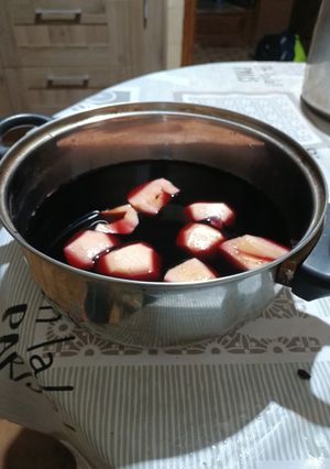 Foto principal de Receta de dos manzanas recetas al vino tinto con ramas de canela