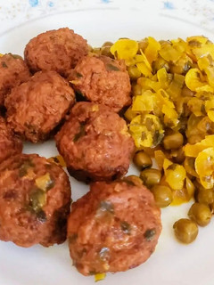 Una foto de Albóndigas y guisantes al azafrán
