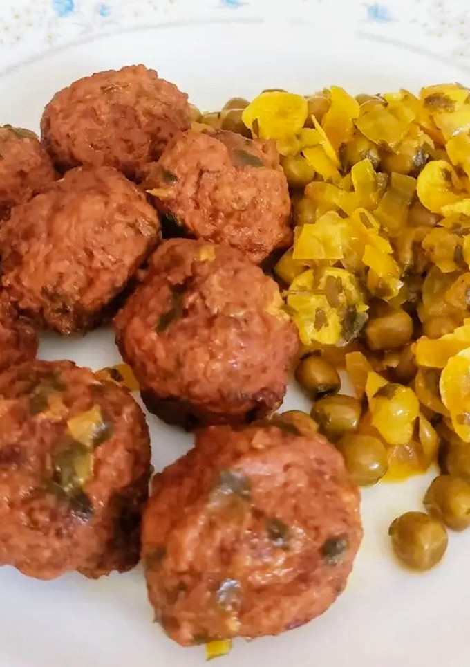 Una foto de Albóndigas y guisantes al azafrán