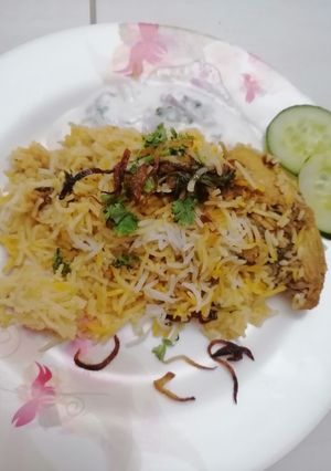 A picture of Smokey chicken dum biryani.