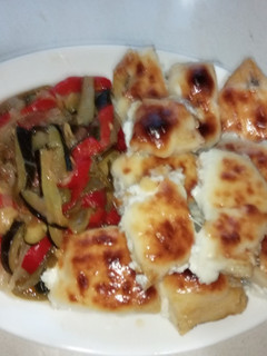 Una foto de Bacalao gratinado con guarnición de verduras