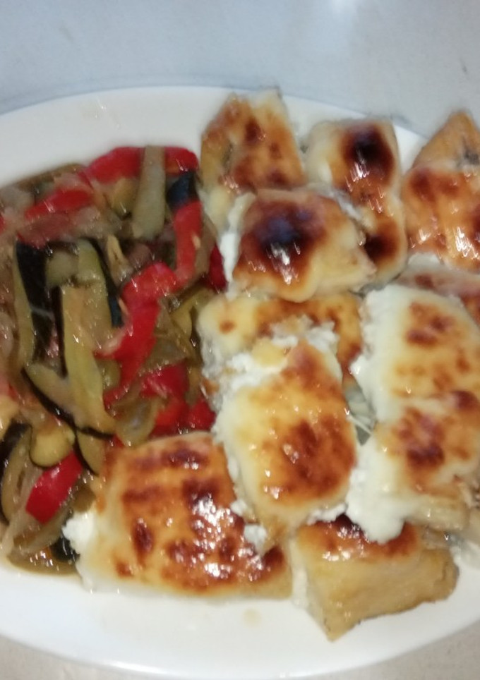 Una foto de Bacalao gratinado con guarnición de verduras