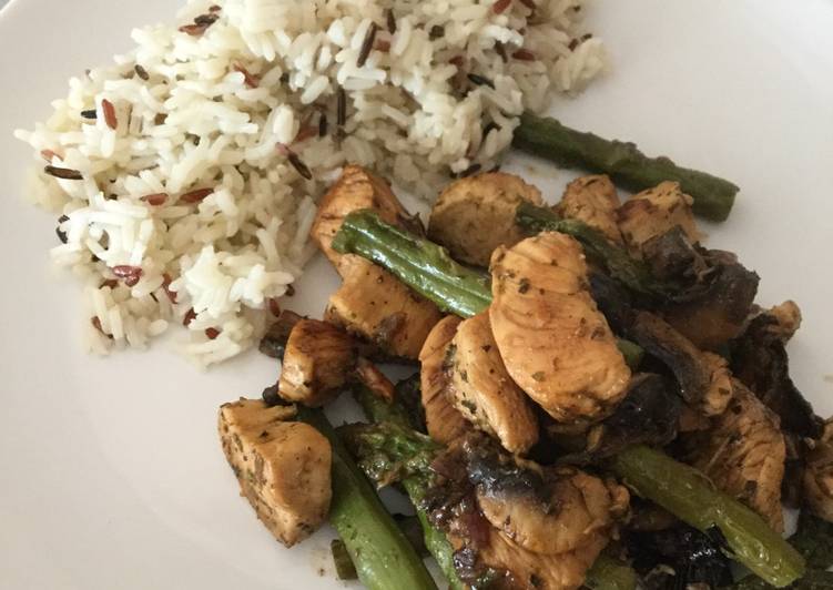 Chicken with asparagus, mushrooms and wild rice