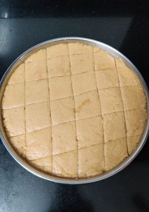 સુખડી (sukhdi recipe in Gujarati) રેસીપી મુખ્ય ફોટો