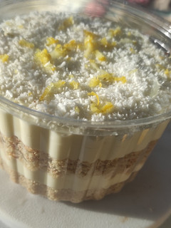 Una foto de Torta de limón cocado