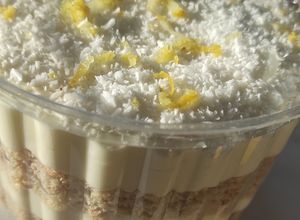 Una foto de Torta de limón cocado