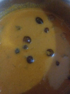 அரைச்சுவிட்ட வத்த குழம்பு (Araichu vitta vatha kulambu recipe in tamil) செய்முறை முக்கிய புகைப்படம்