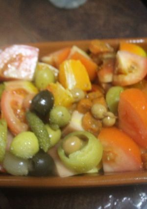Una foto de Ensalada dos tomates con naranja y encurtidos